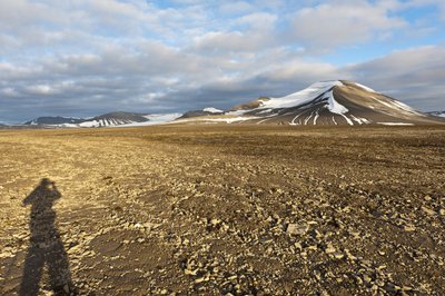 Stín lidské, polygonální strukturální půdy na Plataberget, zasněžený vrchol Nordenskjoeldfjellet vzadu, poblíž Longyearbyen, Špicberky, Svalbard, Norsko, Evropa od Unbekannt