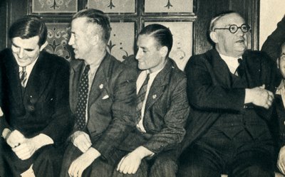 Lodní kolegové na břehu. John G. Winant, Ernest Bevin, s obchodními námořníky, 1942 od Unbekannt