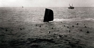 Vrak republikánské ponorky B6, srpen 1936 (černobílé foto) od Unbekannt