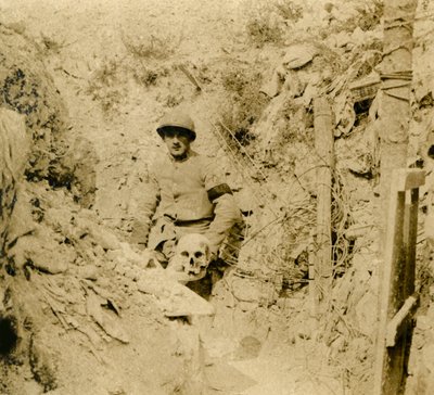 Lebka nalezená pohřbená v zákopech, c1914-c1918 od Unbekannt