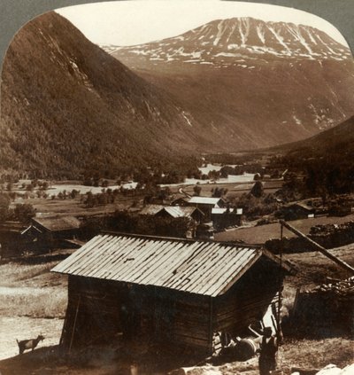 Zasněžené výšiny hory Gausta 6180 stop, nad tichými domy v údolí Maan, Norsko, c1905. od Unbekannt