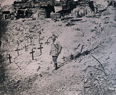 Voják mezi dřevěnými kříži, c1914-c1918 od Unbekannt