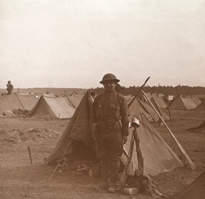 Voják stojící u stanu, americký tábor, Melette, Francie, c1914-c1918. od Unbekannt