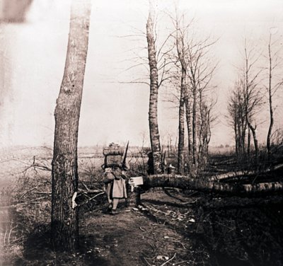 Voják s batohem na zádech, c1914-c1918 od Unbekannt