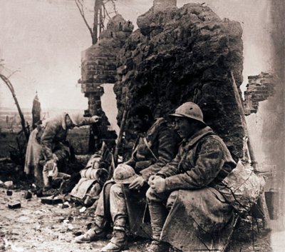 Vojáci mezi ruinami, c1914-c1918 od Unbekannt