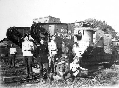 Vojáci dobrovolnické armády před tankem Generál Drozdovský, 1919. od Unbekannt