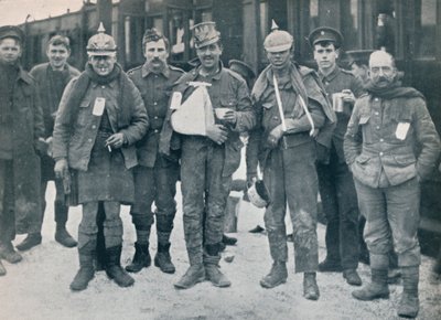 Někteří veselí ranění z bojů v Neuve Chapelle v ukořistěných německých přilbách, 1915 od Unbekannt