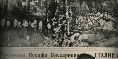 Sovětští vůdci navštěvují már vyzdobený květinami Stalina v moskevské Síni sloupů. Za náčelníkem od Unbekannt