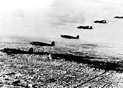 Eskadra německých bombardérů Heinkel He 111 létající nad okupovanou Paříží, červenec 1940 od Unbekannt