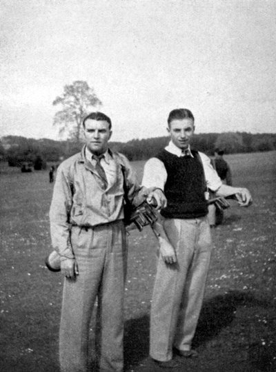 Stanley Matthews a Eddie Hapgood pauza mezi údery během golfu, 1945 od Unbekannt