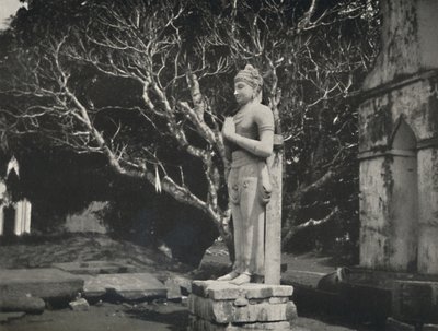 Kamenná postava poblíž Ruwanweli Dagoba, Anuradhapura, 1926 od Unbekannt