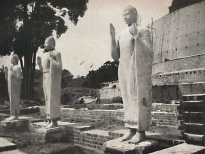 Kamenné sochy před Ruwanwali Dagoba v rekonstrukci, Anuradhapura, 1926 od Unbekannt