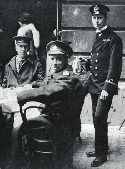 Podporučík princ Albert podávající čaj zraněným vojákům v Buckinghamském paláci, 1916 od Unbekannt