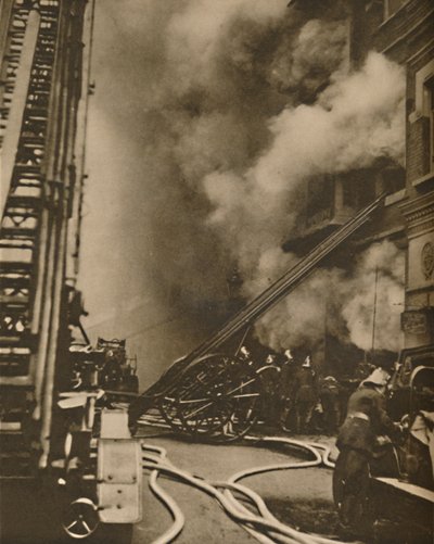 Potlačení požáru v úzké městské ulici, c1935. od Unbekannt