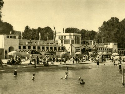 Koupání v jezeře Traunsee, Gmunden, Horní Rakousko, c1935. od Unbekannt