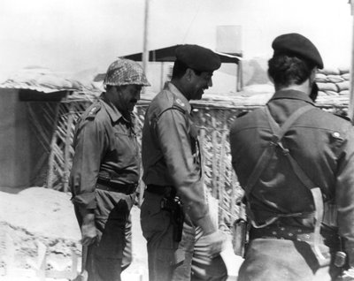 Taha Yassin Ramadan a Saddam Hussein inspekce fronty Basra, Irák, únor 1987 od Unbekannt