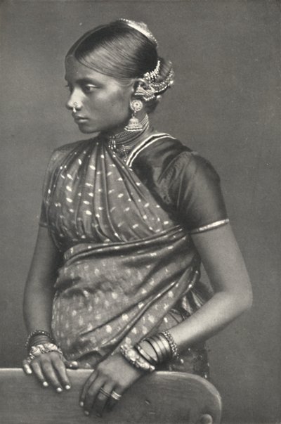 Tamulin mit Schmuck, 1926 od Unbekannt