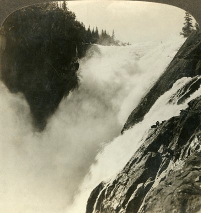 Úžasná nádhera mocných vodopádů Riukan, kde začíná 800 stop spád, Norsko, c1905. od Unbekannt