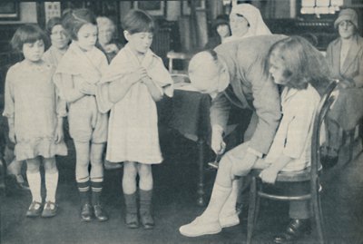 Testování reflexu čéšky pro indikaci nervového onemocnění, c1935 od Unbekannt