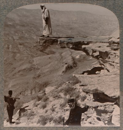 Arno. Dragoman stojící na skále, c1900 od Unbekannt