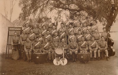 The Battalion Band of the First Battalion, The Queens Own Royal West Kent Regiment. Poona, Indie, 1 od Unbekannt