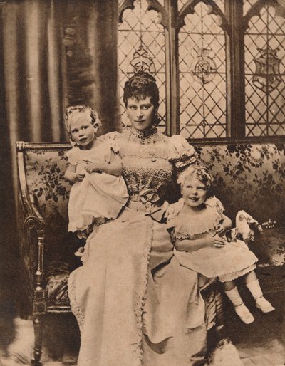 Vévodkyně z Yorku se svými dvěma syny, princi Edwardem a Albertem, c1897 1935 od Unbekannt
