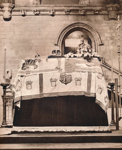 Císařská koruna, Orb a žezlo na rakvi krále Jiřího ve Westminster Hall, 1936 od Unbekannt