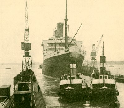Majestátní vstup do suchého doku tažený remorkéry, c1930. od Unbekannt