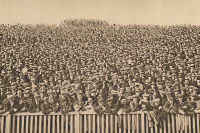 Mnohohlavý hlas, který každou zimní sobotu řve za dotykovou linií, c1935. od Unbekannt