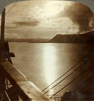 Půlnoční slunce v červenci nad útesy Spitzbergen a Severního ledového oceánu, c1905. od Unbekannt