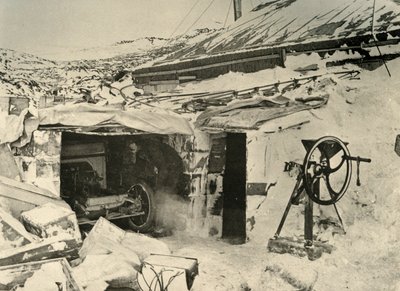 Auto v garáži a drtič kukuřice vpravo, c1908, 1909. od Unbekannt