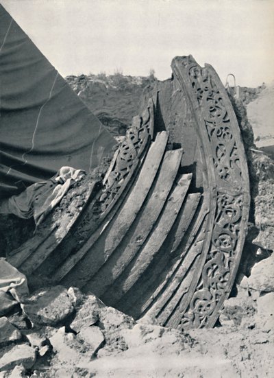 Loď Oseberg v kopci, zobrazující řezbu na stonku a zábradlí, 1935 od Unbekannt