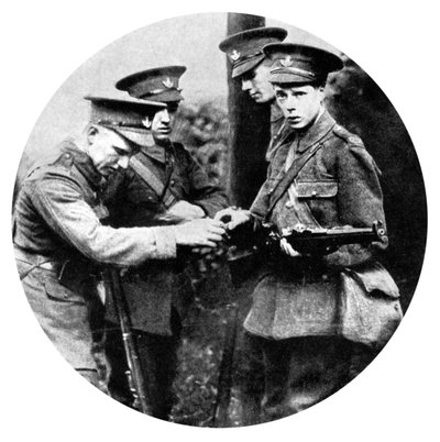 Princ z Walesu nabíjející pušku v Grenadiers, první světová válka, 1914 od Unbekannt