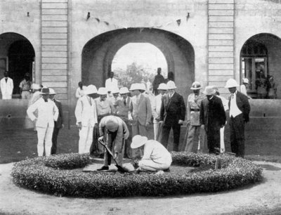 Princ z Walesu sází strom na Kumasi Church College, Ghana, 1926 od Unbekannt
