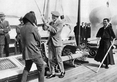 Princ z Walesu testující japonskou šermířskou helmu, Japonsko, 1922 od Unbekannt