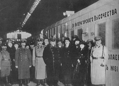 Ruský ministr války při kontrole vlaku Červeného kříže odjíždějícího na frontu, 1915 od Unbekannt
