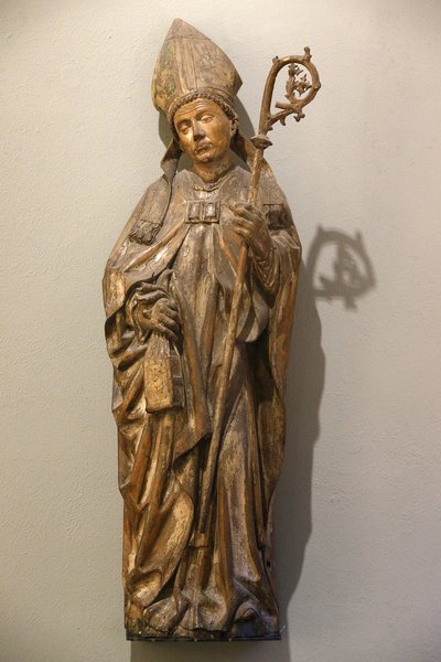 Victoria and Albert Museum. biskup svatý. Německo. Asi 1470-80. Lipové dřevo se stopami barvy. Spojené království od Unbekannt