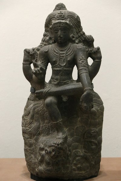 Victoria and Albert Museum. Shiva jako Dakshinamurti. 1200-1300. Pozdní období choly. Žula. Jižní Indie (Tamilnádu). Spojené království od Unbekannt