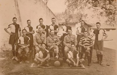 Fotbalový tým mladých vojáků prvního praporu, Queens Own Royal West Kent Regiment. P od Unbekannt