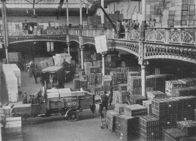 Expediční místnost jednoho z velkých vládních obchodů, 1915 od Unbekannt