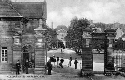 Vchod do Marlborough College, Marlborough, Wiltshire, počátek 20. století od Unbekannt