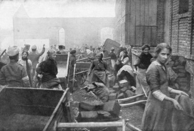 Obyvatelé Caudry přicházejí hledat jídlo od britské armády, Francie, 1918 od Unbekannt