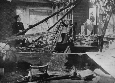 Interiér jednoho z rozbitých domů v Southendu, 1915 od Unbekannt