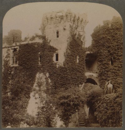 Břečťanem oděné věže hradu Raglan, poslední pevnost Karla I., Monmouthshire, Anglie, c1 od Unbekannt
