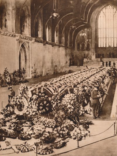 Oběti katastrofy vzducholodě R101 ležící ve státě Westminster Hall, Londýn, 1930 1935 od Unbekannt