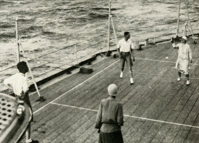 Jejich Veličenstva, ve hře o palubě Quoits na palubě H.M.S. Renomé, 1927, 1937. od Unbekannt