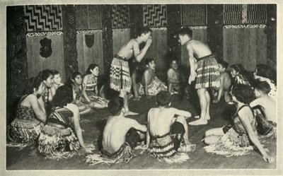 Tyto maorské děti v Native School, Whakarewarewa, hrají ruční hru, c1948. od Unbekannt