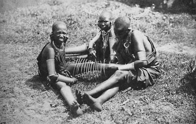 Tři mladé Masajky, 1912 od Unbekannt