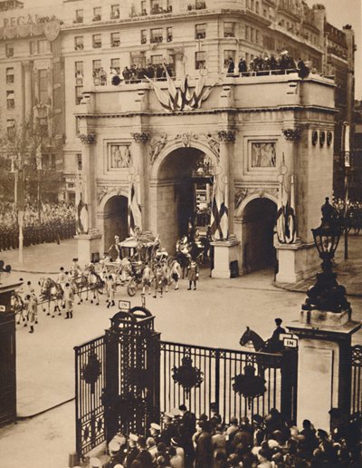 Skrz bránu Sovereigns, Marble Arch, 12. května 1937 od Unbekannt