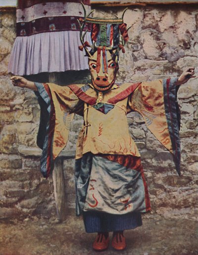 Tibetský lama oblečený pro ďábelský tanec, c1935 od Unbekannt